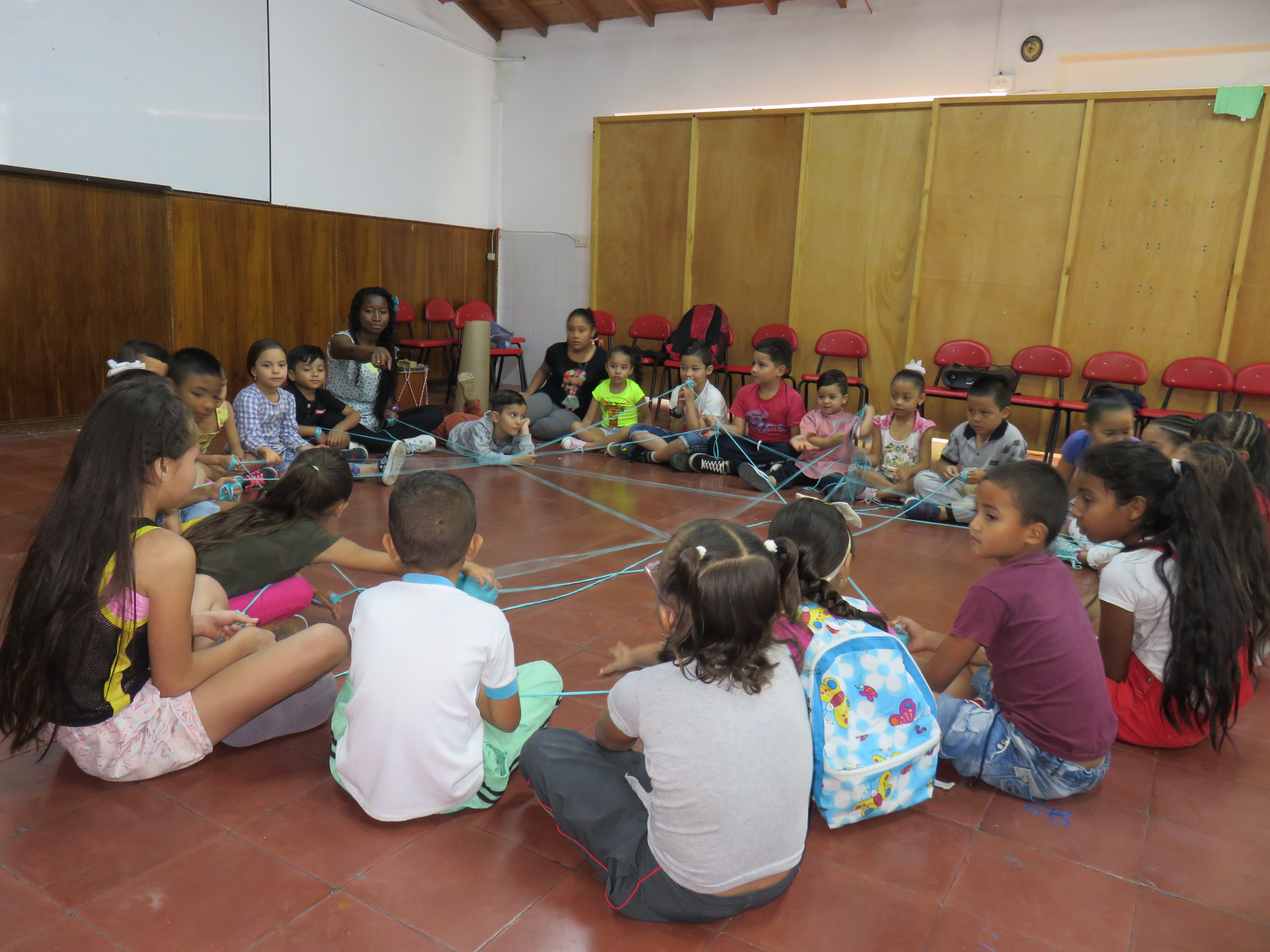 Niños reunidos en circulo, compartiendo