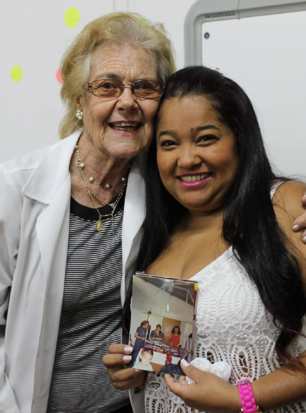 Dos mujeres sonriendo, a la izquierda Lucia Londoño fundadora, y a la derecha una mujer a quien le ayudó.