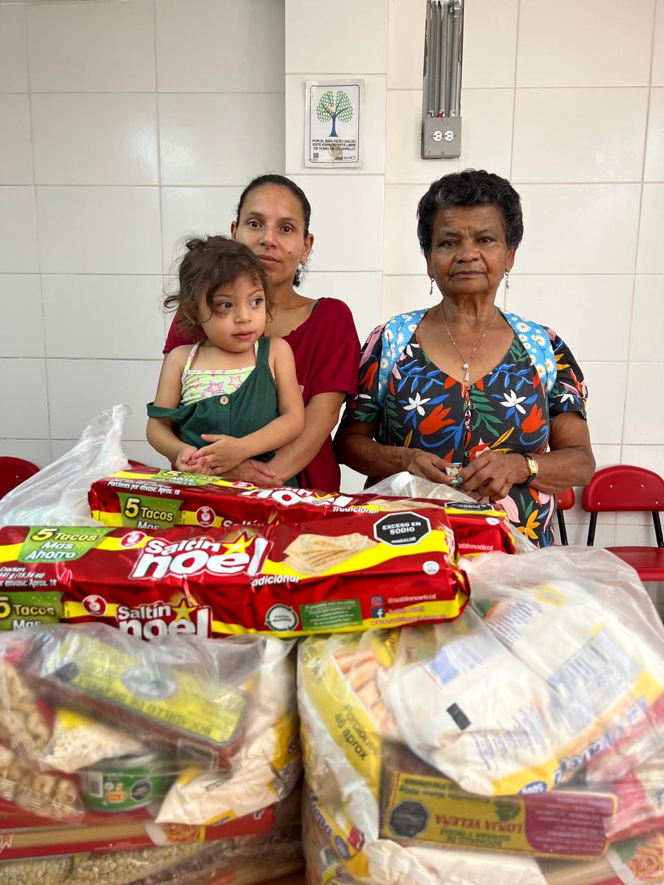 Dos niños usando un computador.