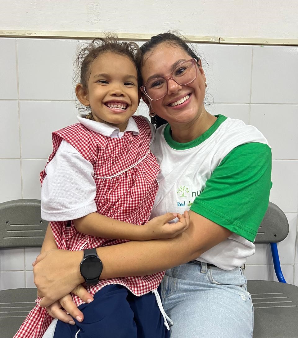 Varios niños sonrientes sosteniendo donaciones