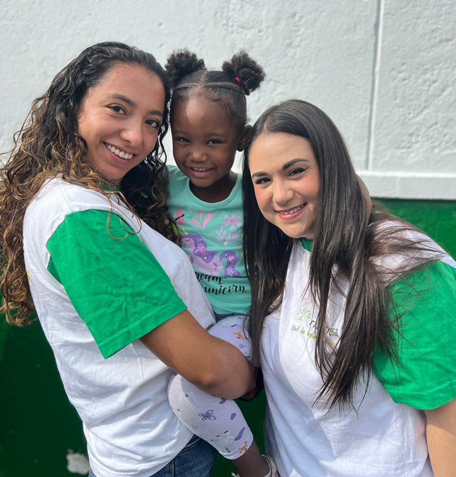 Varios niños sonrientes sosteniendo donaciones