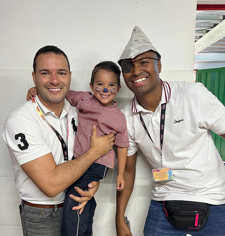 Varios niños sonrientes sosteniendo donaciones