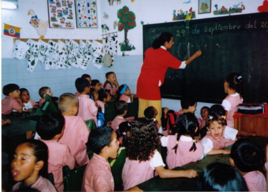 Fotografías de niños frente a sus casas