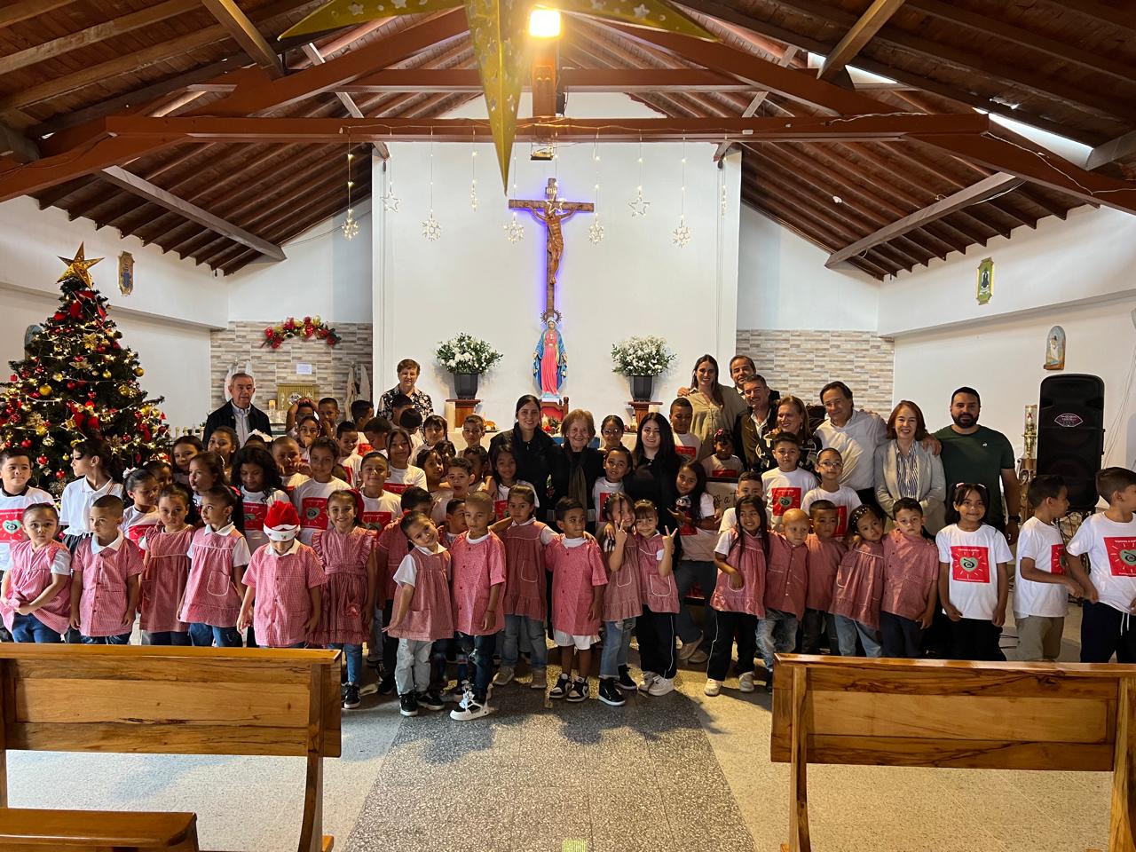 Collage de fotografias de doña lucia y los niños