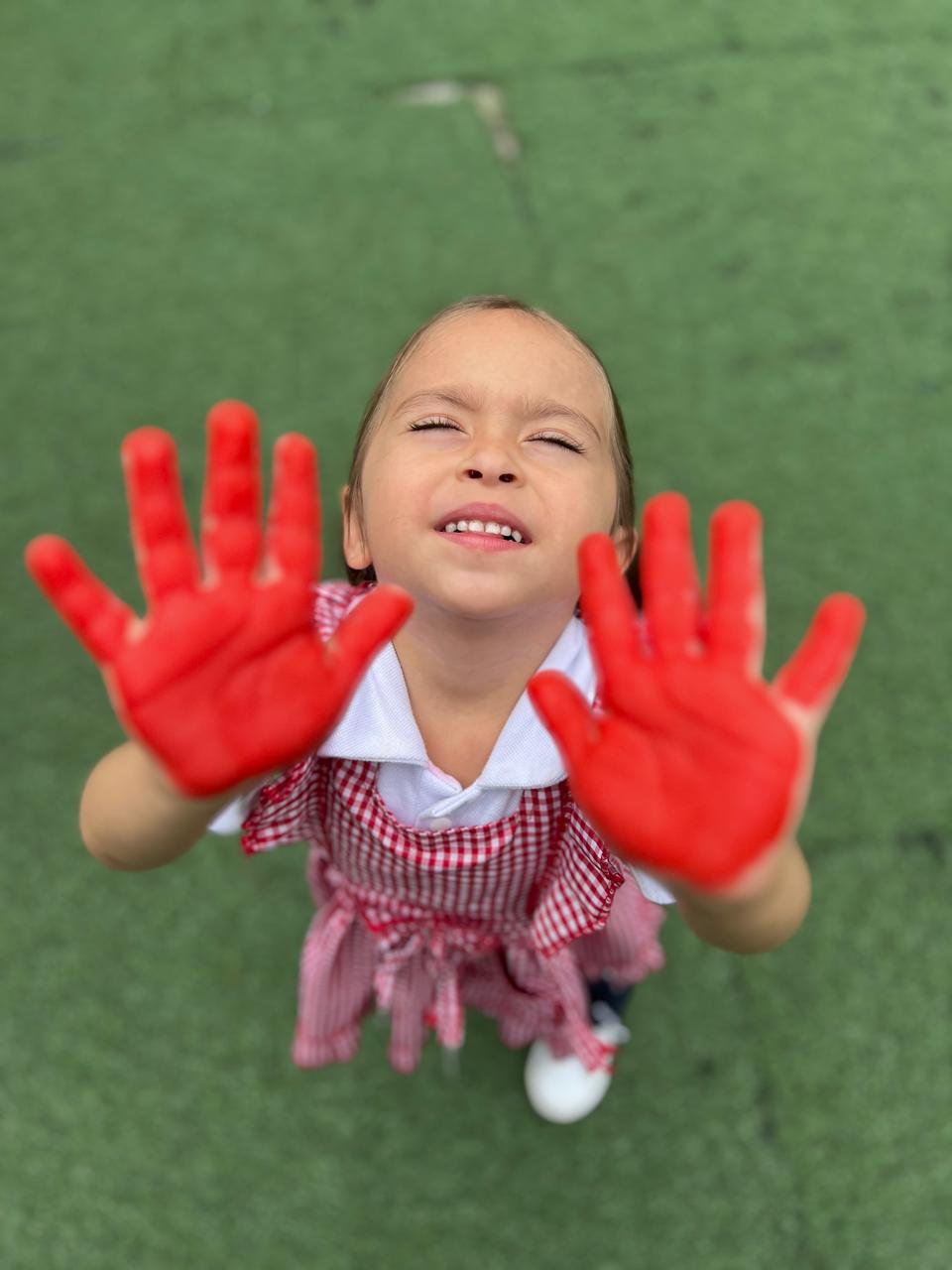 Varios niños sonrientes sosteniendo donaciones