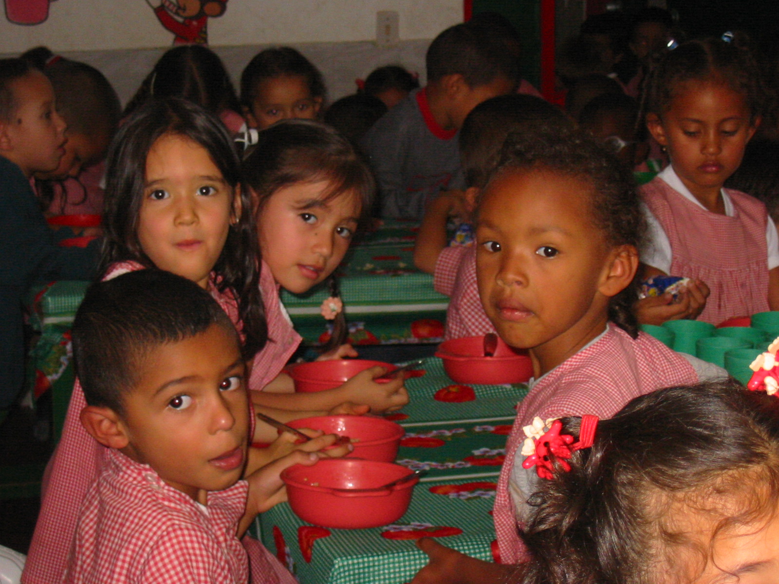 Niños en salon con su maestra