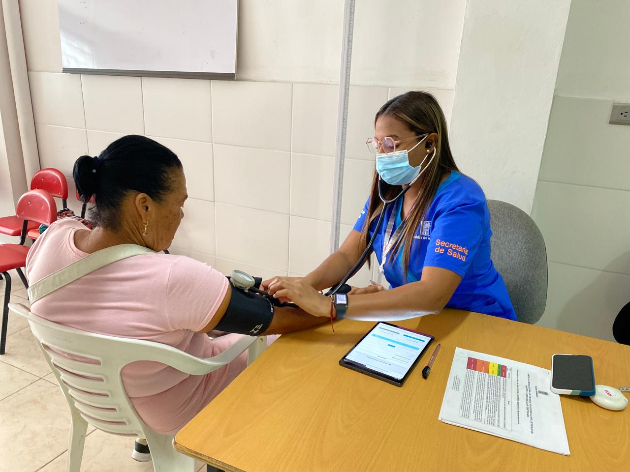 Paciente y personal de salud realizando una consulta y explicando el procedimiento. 