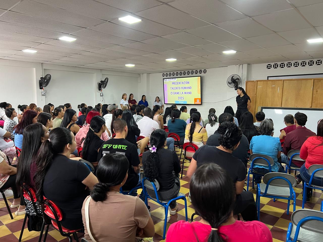 Grupo de mujeres sentadas recibiendo clase.