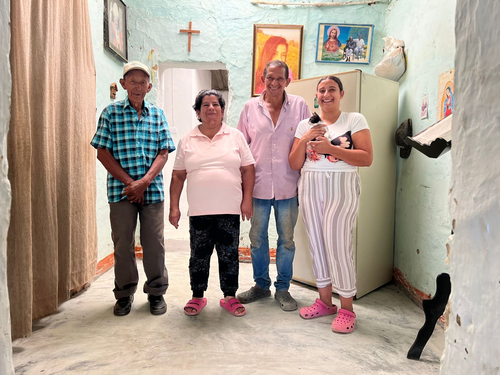 Fotografía de niños disfrutando sobre juguetes